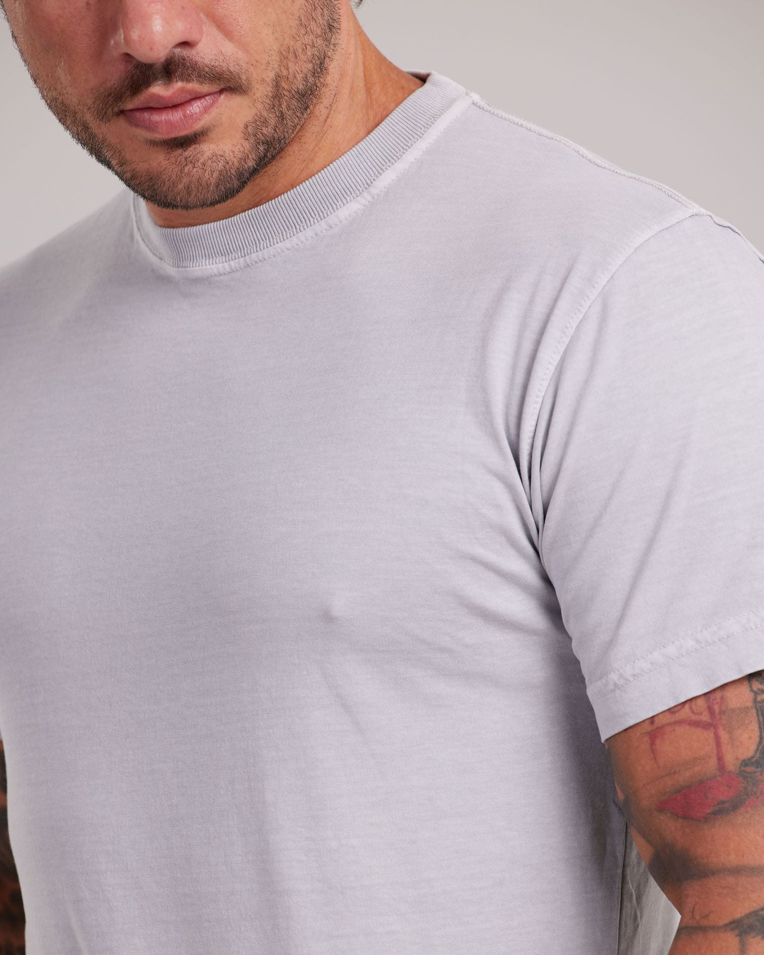 Camiseta Estonada Cores Vibrantes Cinza Claro — Lunfe Outlet — foto 9