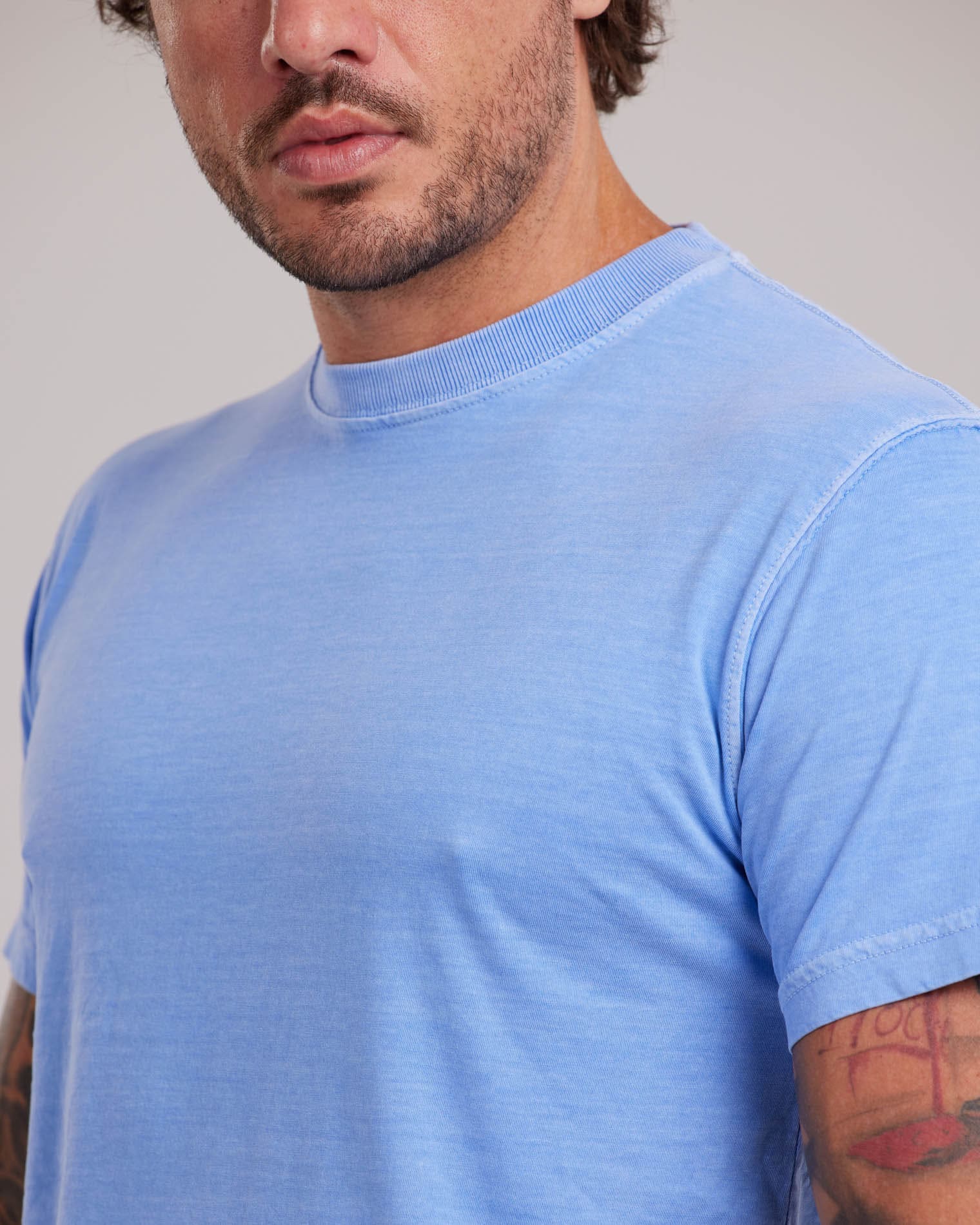 Camiseta Estonada Stone Wash Clássica Azul Celeste — Lunfe Outlet — foto 5